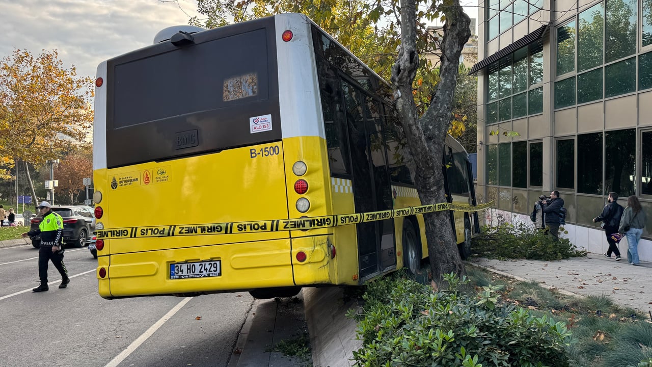 Foto - Şoför kalp krizi geçirdi, İETT otobüsü kaldırıma çıkıp yayaların arasına daldı: İstanbul’da faciadan dönüldü