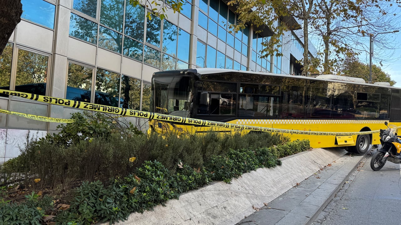 Foto - Şoför kalp krizi geçirdi, İETT otobüsü kaldırıma çıkıp yayaların arasına daldı: İstanbul’da faciadan dönüldü