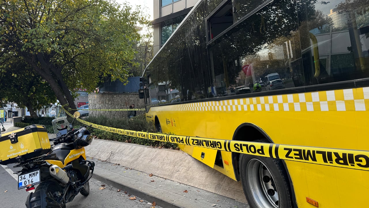 Foto - Şoför kalp krizi geçirdi, İETT otobüsü kaldırıma çıkıp yayaların arasına daldı: İstanbul’da faciadan dönüldü