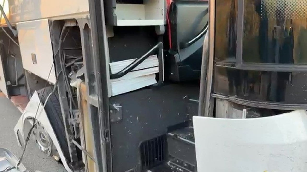 Foto - Şoför uyudu lastik patladı Kapı koptu Muavin uçtu Faciadan dönüldü