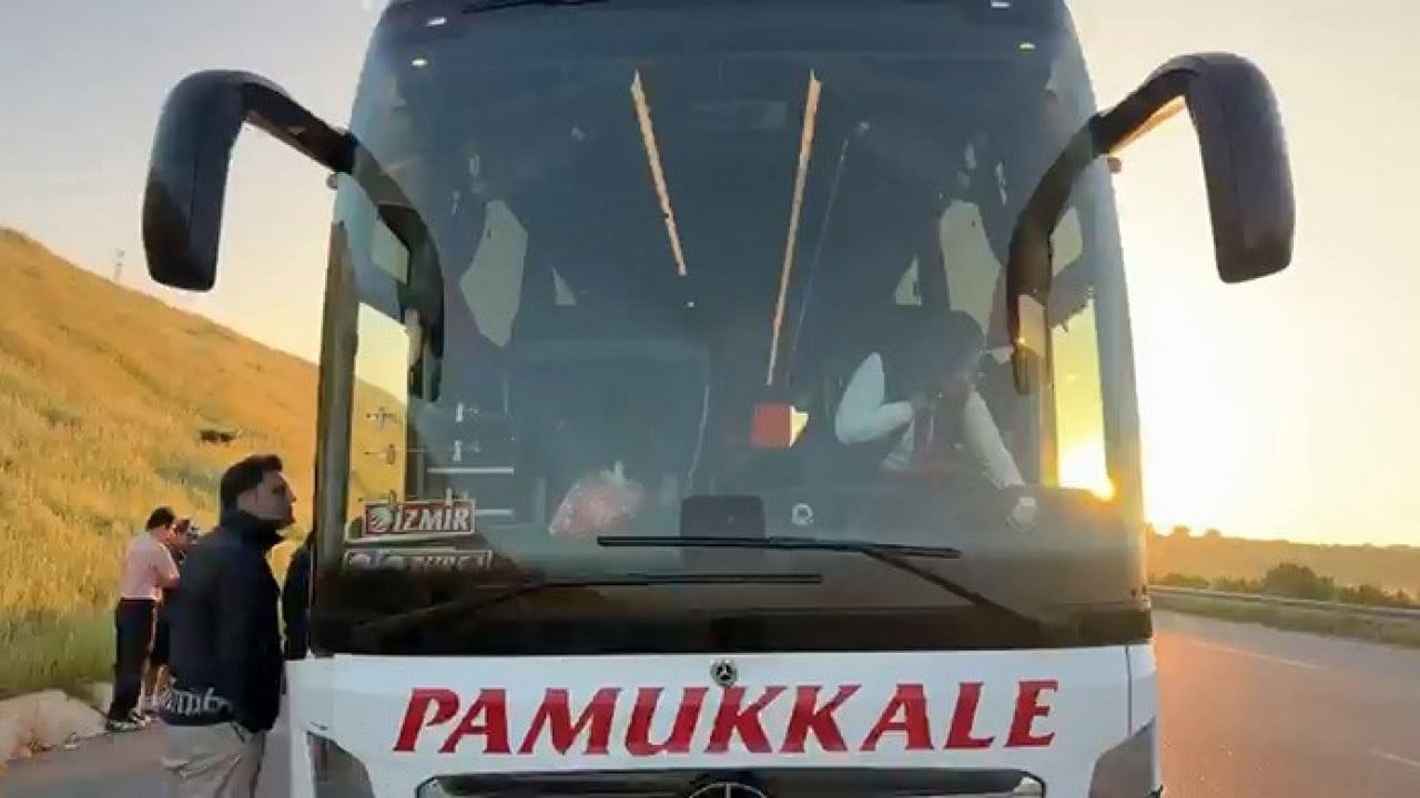 Foto - Şoför uyudu lastik patladı Kapı koptu Muavin uçtu Faciadan dönüldü