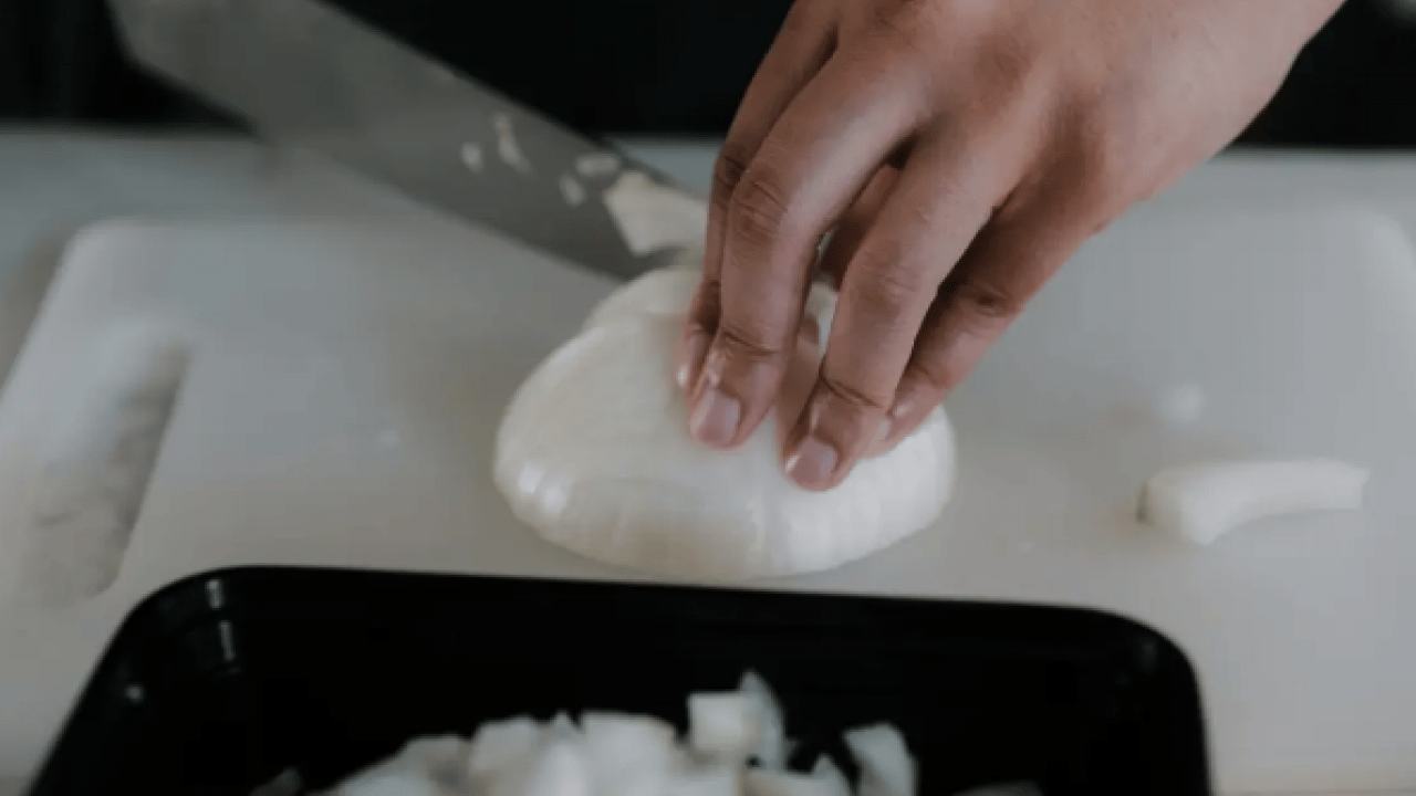 Foto - Soğan doğrarken gözyaşına son... Ne gözlüğe ne ekmeğe gerek yok!