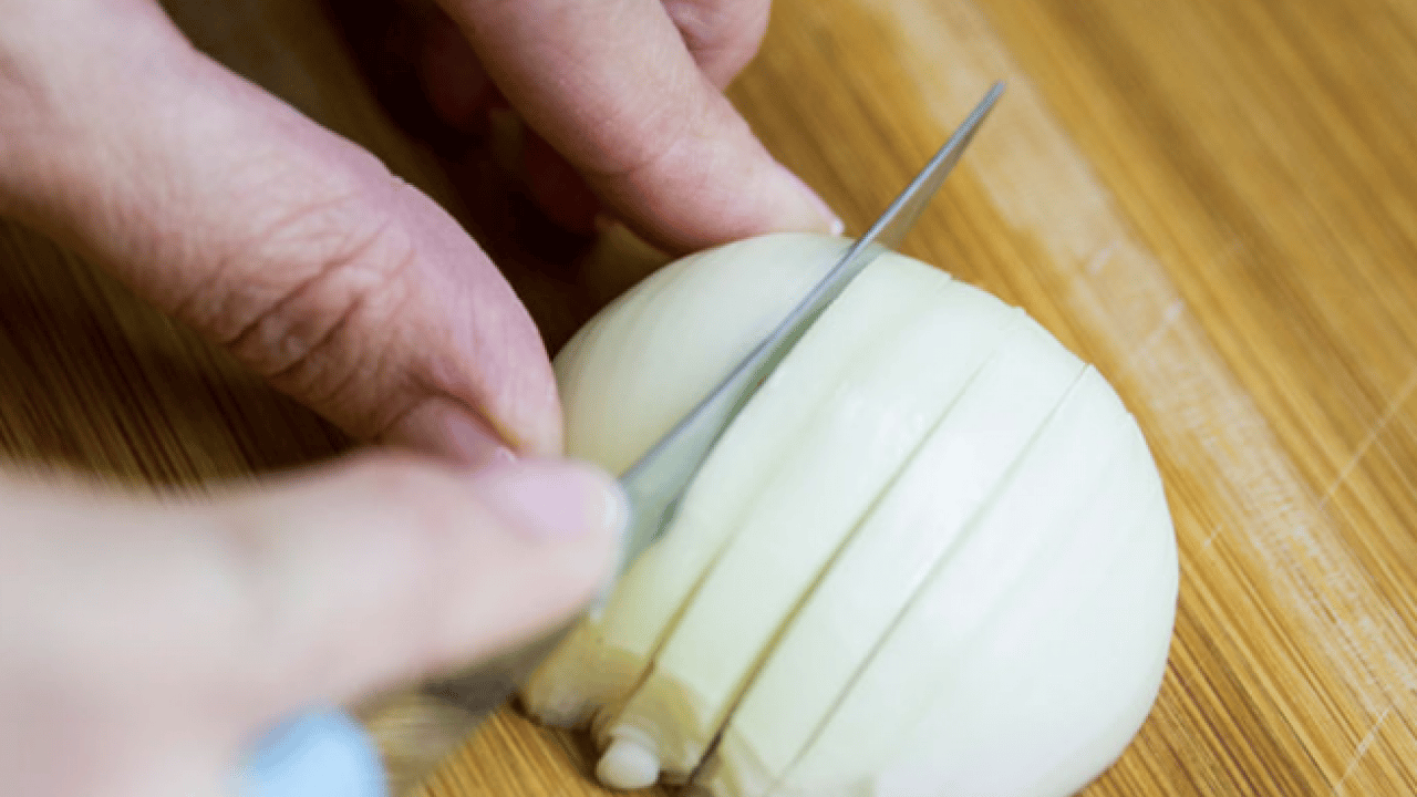 Foto - Soğan doğrarken gözyaşına son... Ne gözlüğe ne ekmeğe gerek yok!