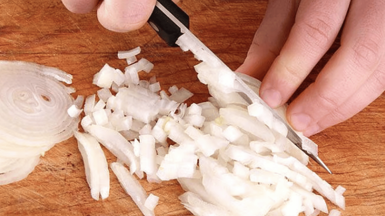 Foto - Soğan doğrarken gözyaşına son... Ne gözlüğe ne ekmeğe gerek yok!