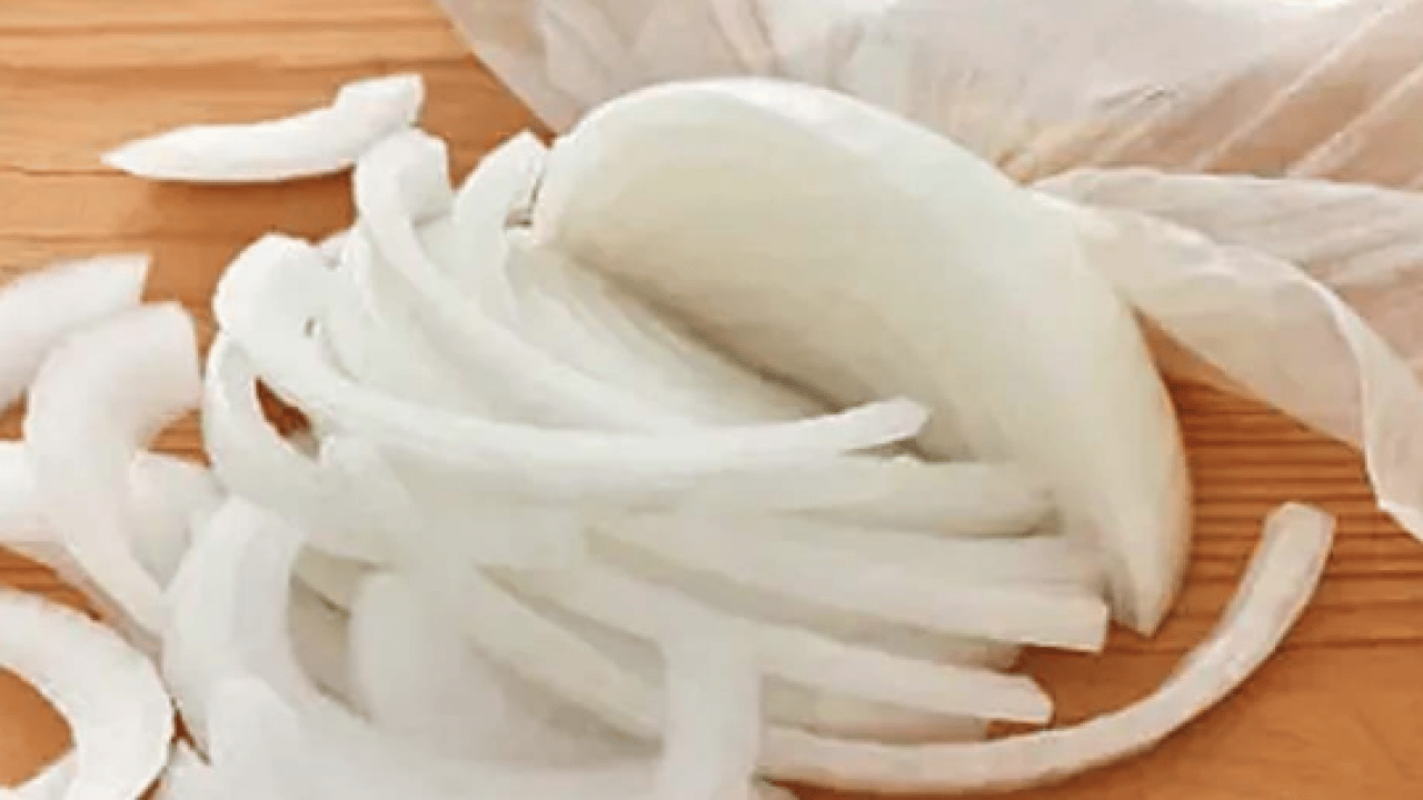 Soğan doğrarken gözyaşına son... Ne gözlüğe ne ekmeğe gerek yok!