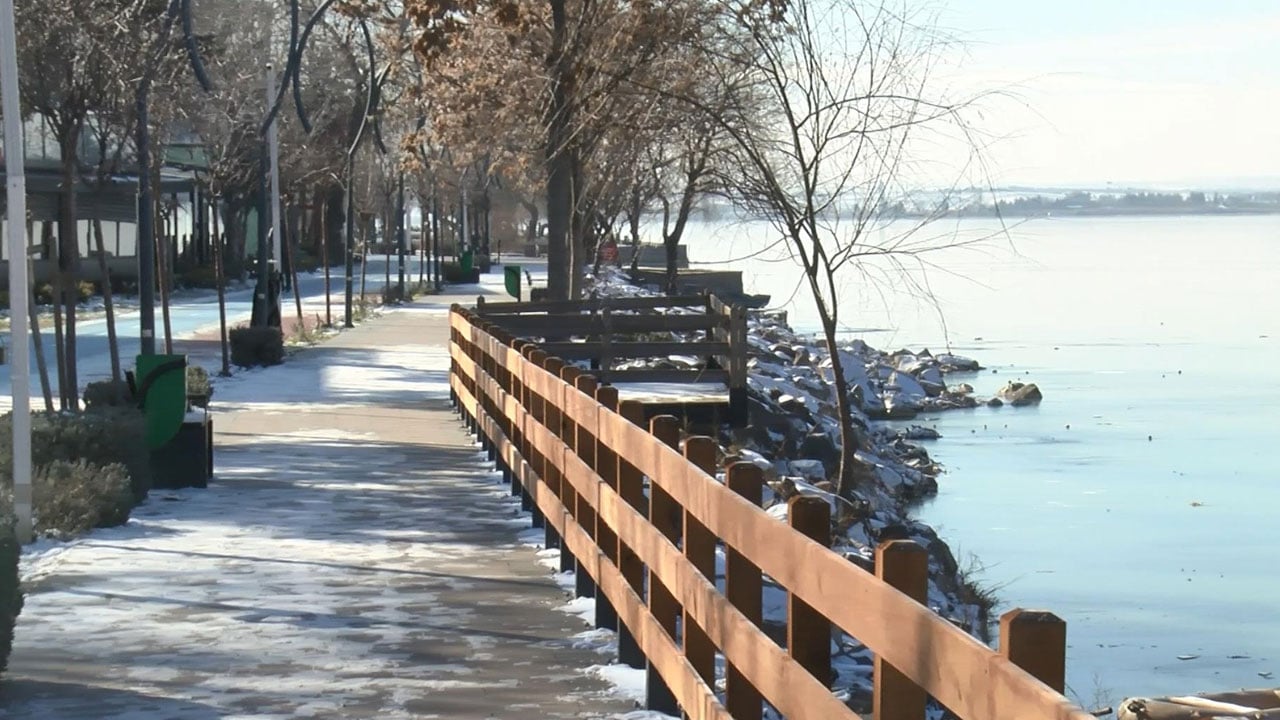 Foto - Soğuk Ankara’yı esir aldı! Kuşlar buzun üstünde kaldı