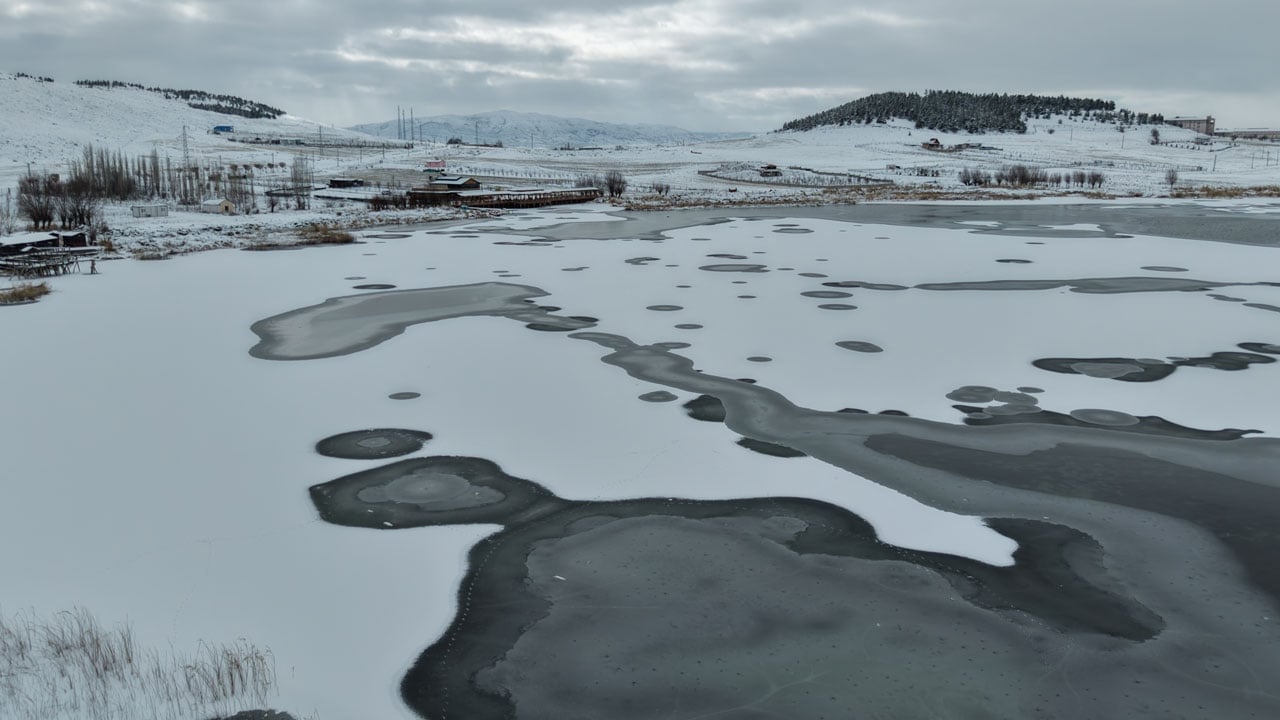 Foto - Soğuk hava etkisini arttırdı! Hafik Gölü'nde tablo gibi manzara