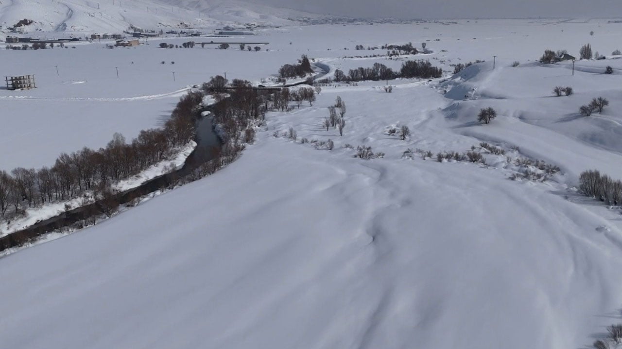 Foto - Soğuk vurdu, dere buz tuttu… Ördeklerin buzla imtihanı