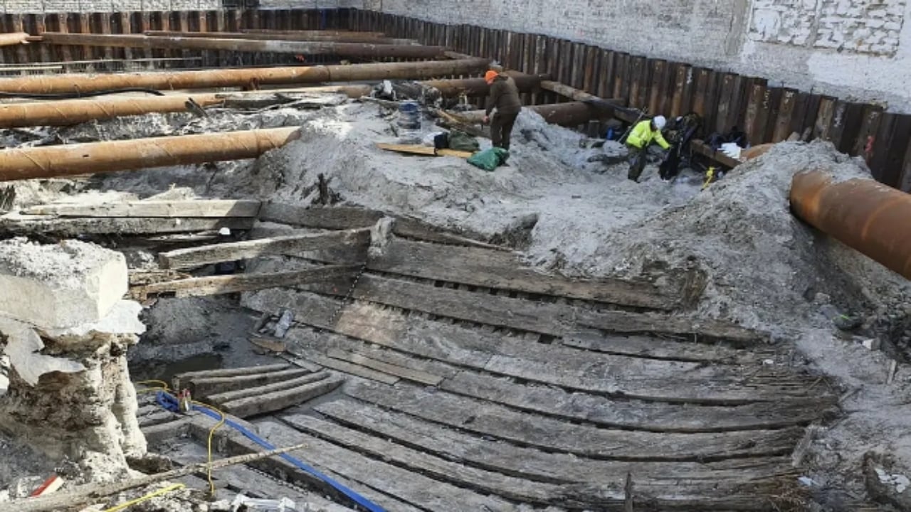 Foto - Sokağın altından tarih fışkırdı! İnşaat kazısında kazara 660 yıllık dev ticaret gemisi bulundu