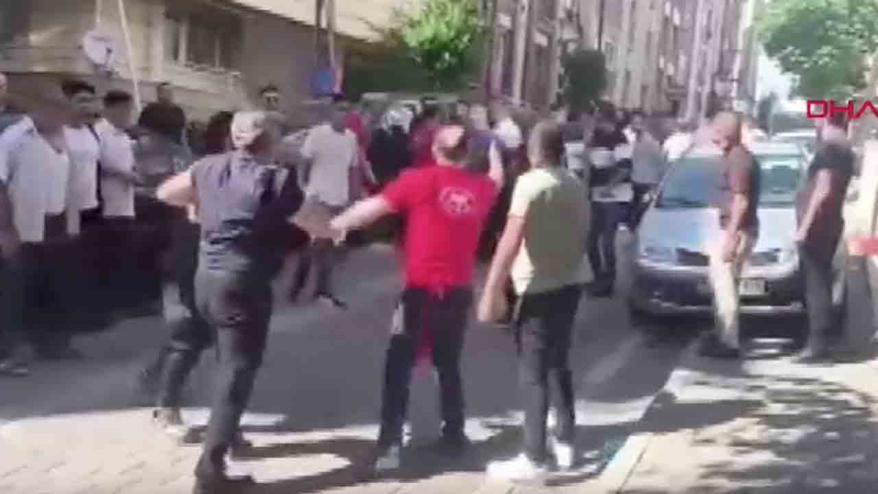 Foto - Sokak kavgası kamerada: Sopalar ve yumruklar havada uçuştu!