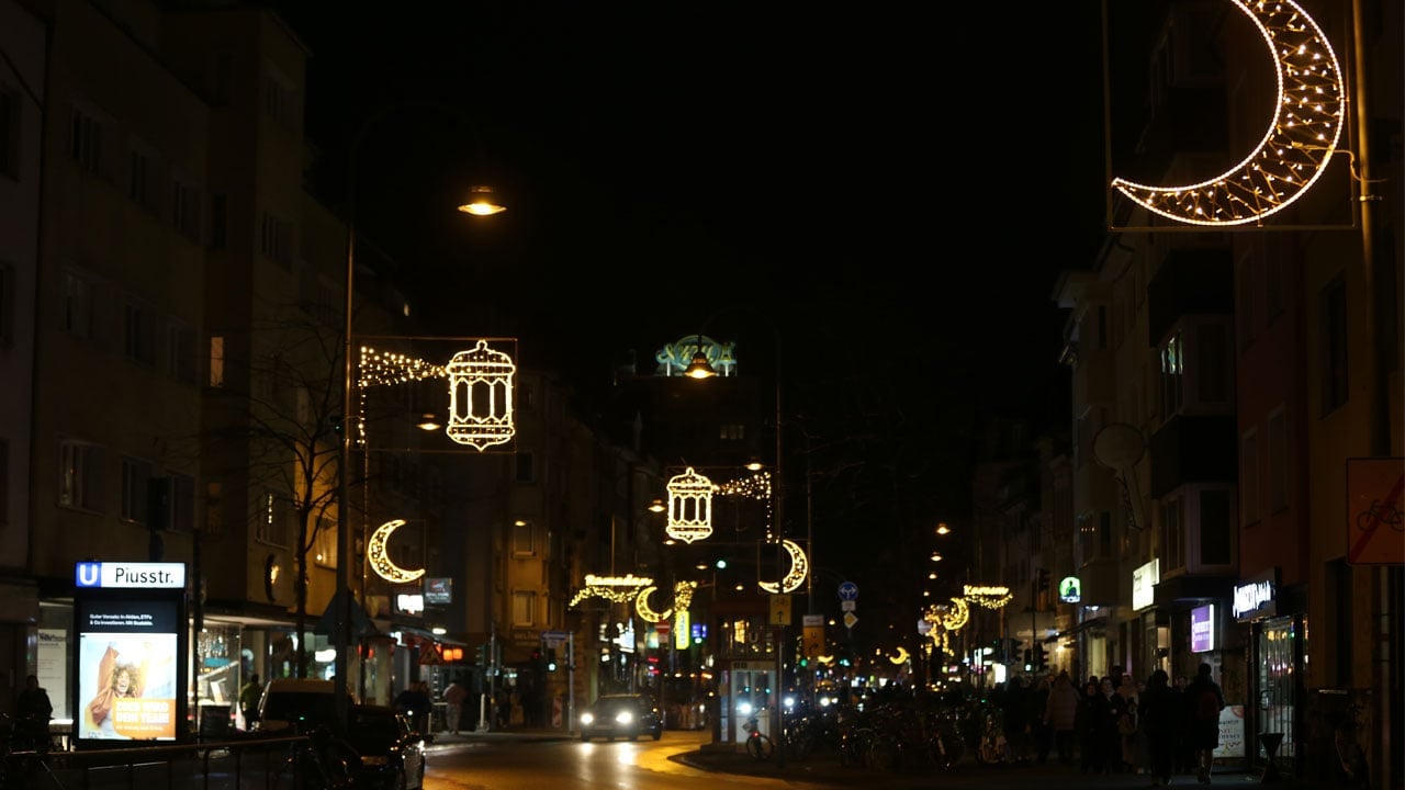 Foto - Sokaklar ışıl ışıl parlıyor! Ramazan coşkusu Avrupa'da