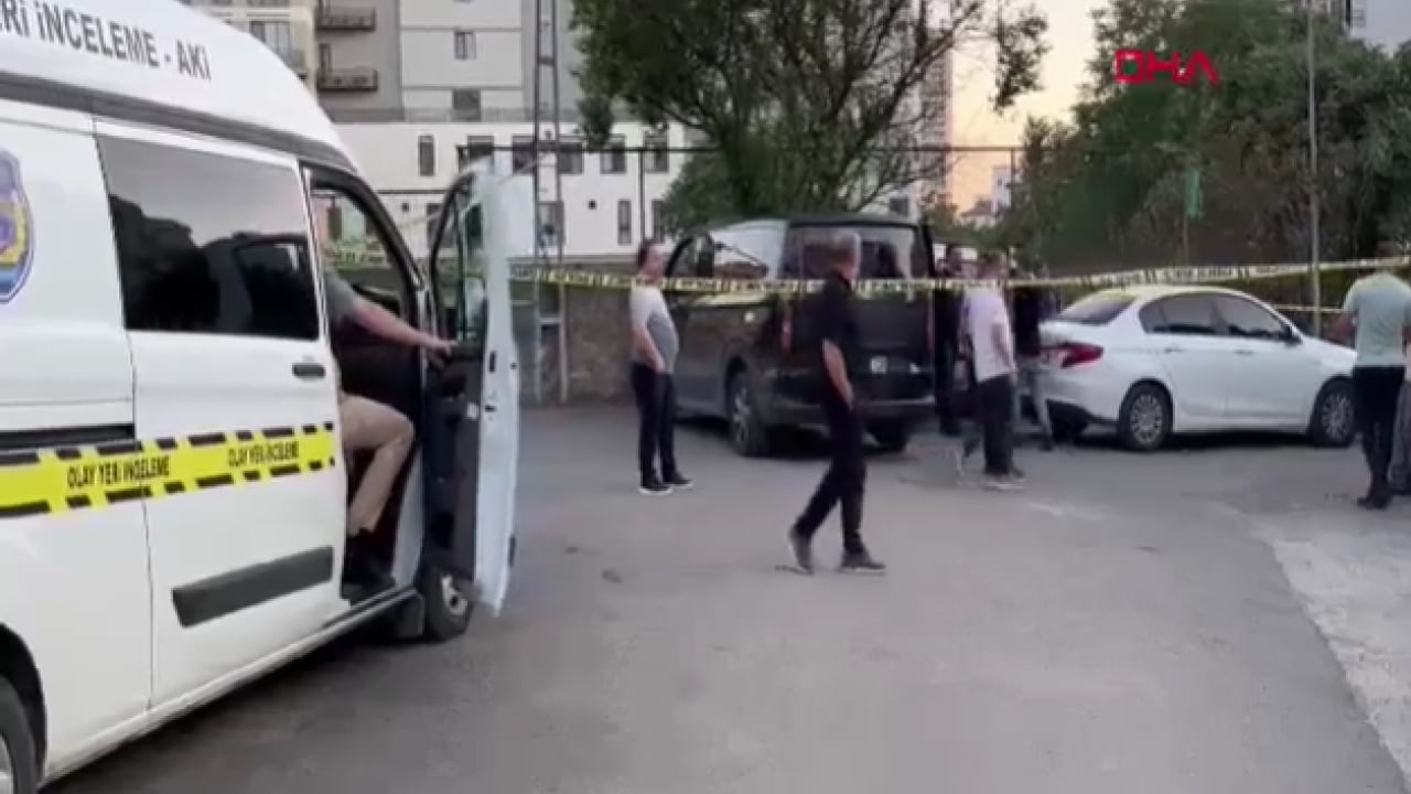 Foto - Sokaktan geçenler fark etti! İstanbul'da metruk gecekonduda yangın