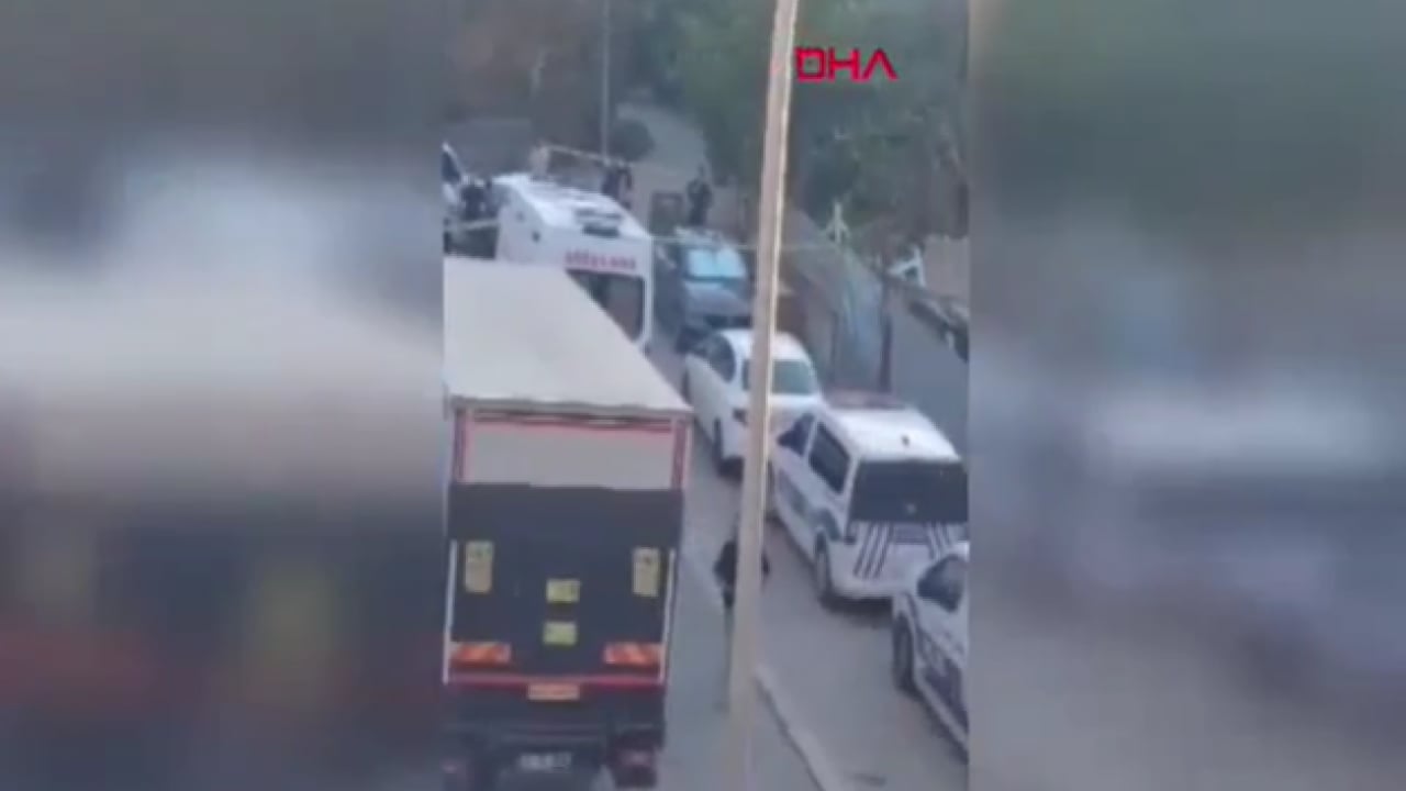 Foto - Sokaktan geçenler fark etti! İstanbul'da metruk gecekonduda yangın