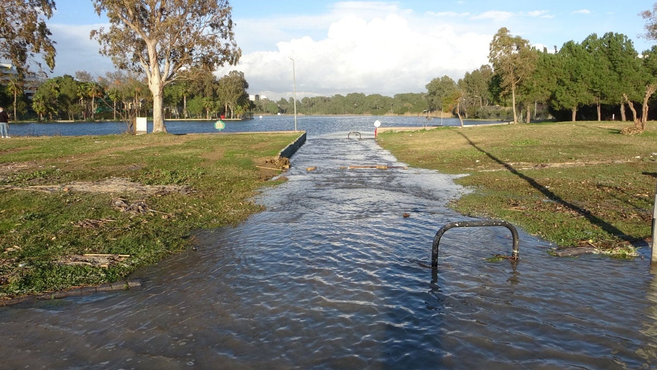 Şoken eden manzara! O ilimizde göl, denizle birleşti