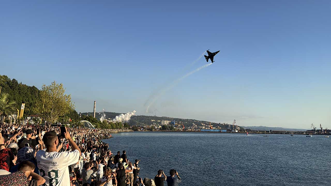 Foto - SOLOTÜRK nefesleri kesti