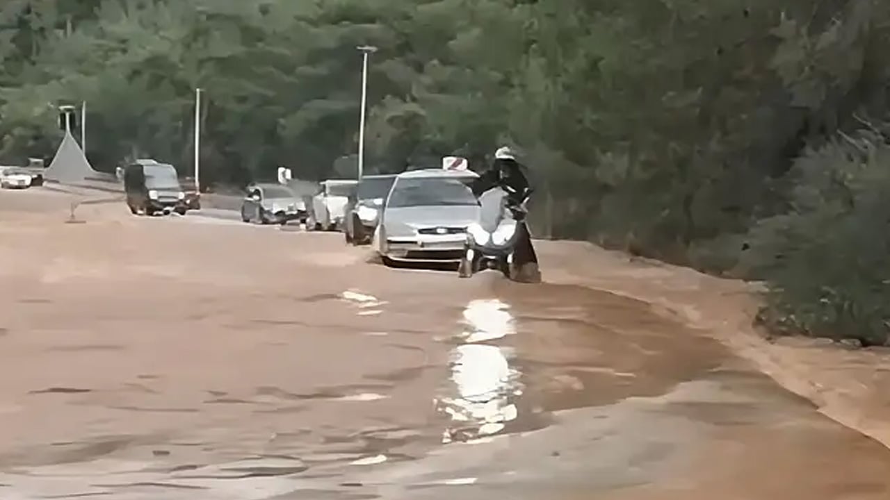Foto - Son dakika koduyla ajanslar duyurdu! Bölgede sıcak gelişme: Tonlarca su boşa aktı trafik felç oldu! 
