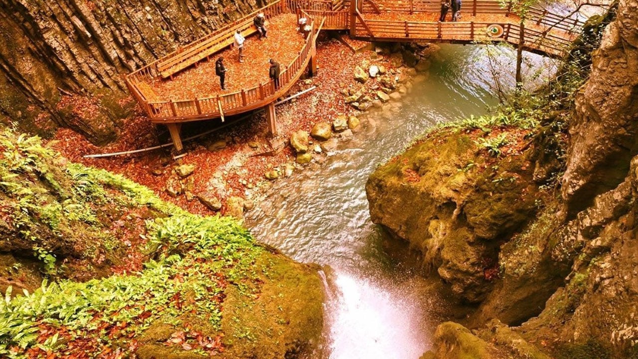 Sonbaharın en güzel hali! Aktaş şelalesi renk cümbüşüyle büyülüyor