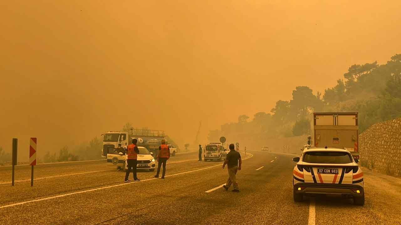 Foto - Söndürme uçakları ve helikopterden müdahale: Seydikemer'de ciğerler alev alev