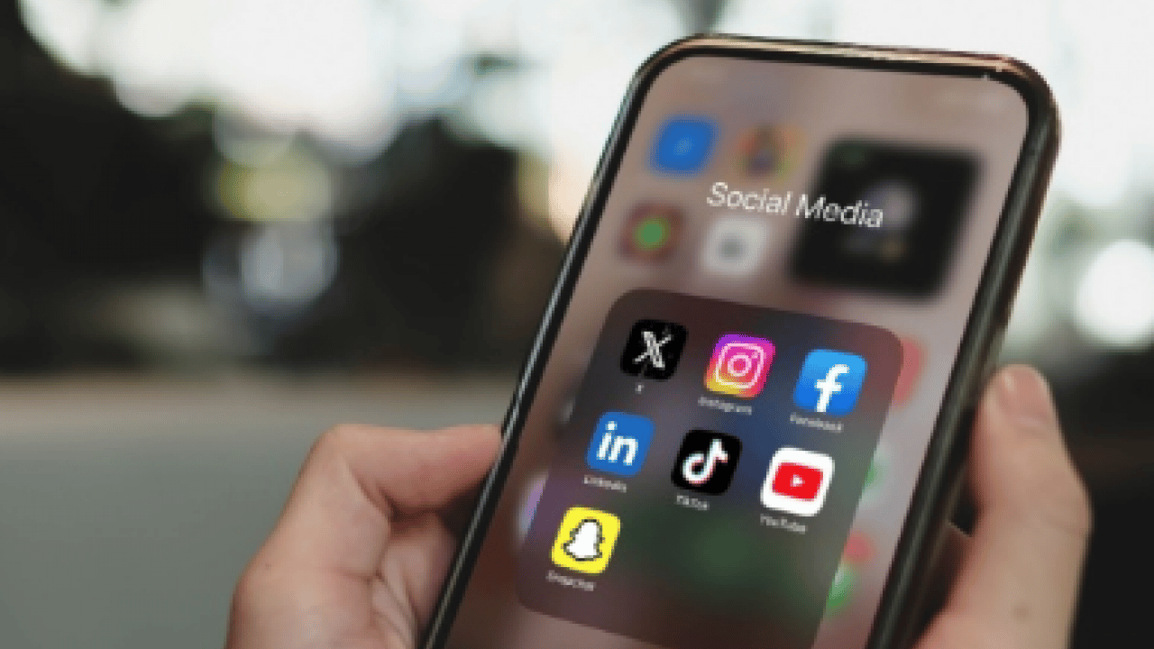 Foto - Sosyal medya insanları birbirine bağlamak yerine... Yeditepe Üniversitesinden 'kronik yalnızlık' değerlendirmesi