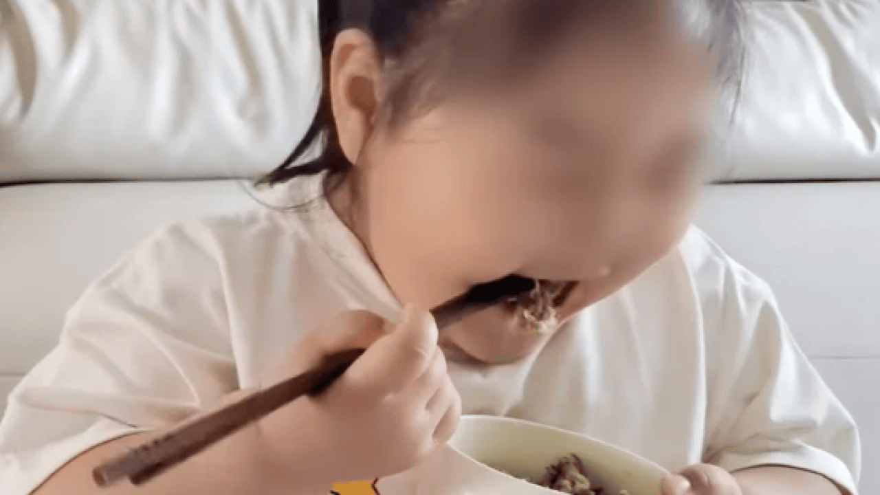 Foto - Sosyal medyanın en iğrenç yüzü: Tık uğruna 3 yaşındaki bebeği obez yaptılar