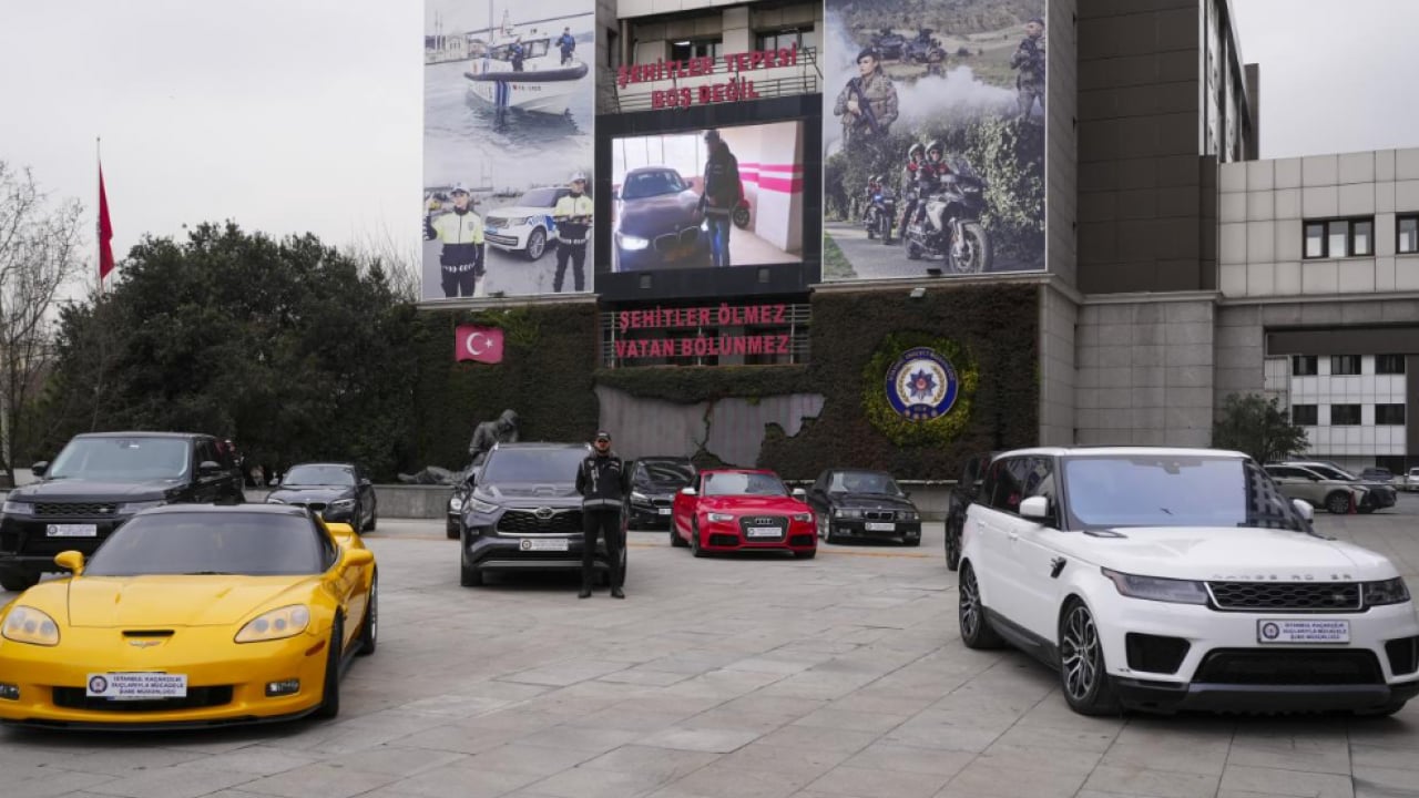 Sosyete pazarında kaçakçılık çarkı! Lüks araç çetesi çökertildi: 14 gözaltı