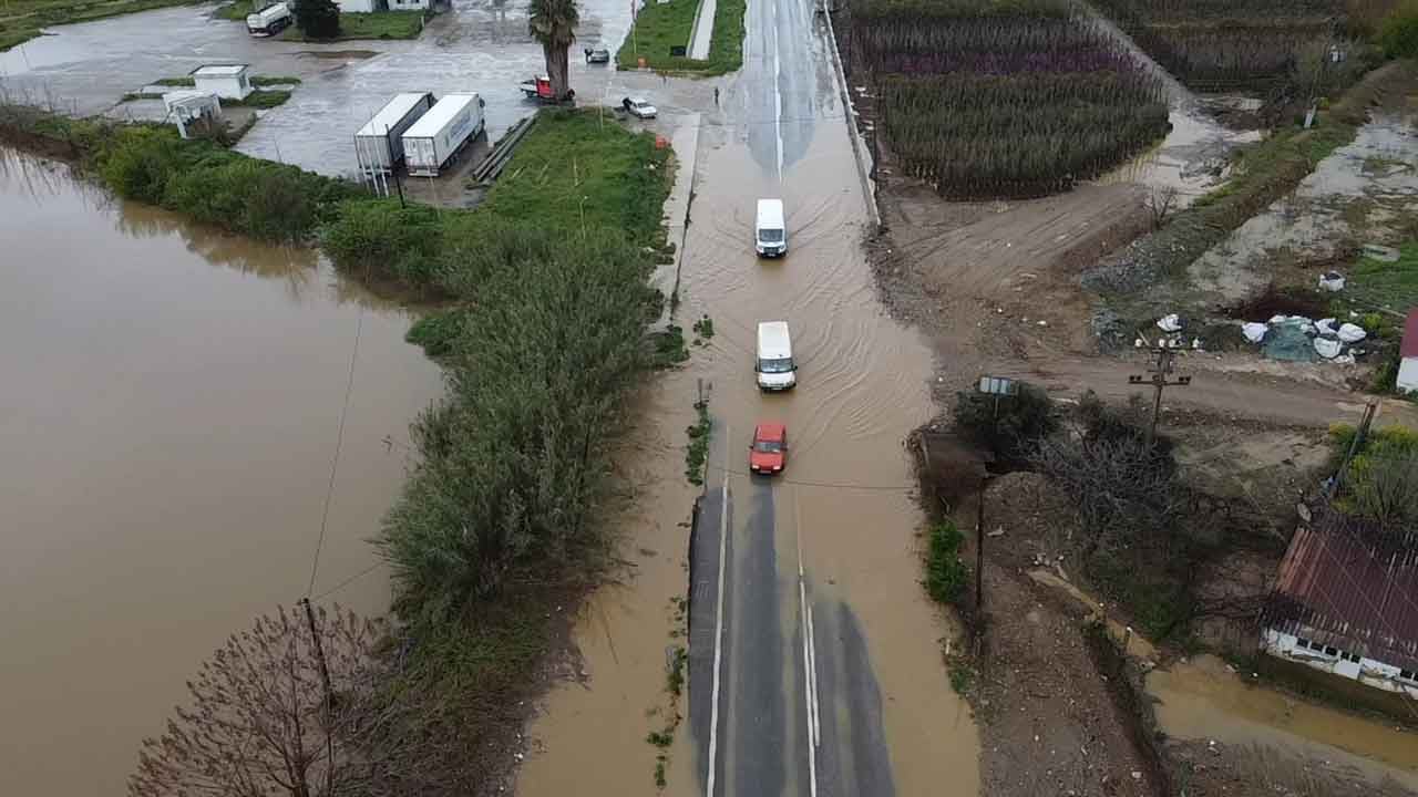 Foto - Söylemler öyle gerçekler böyle! "Atatürk kenti'nde arabalar yüzüyor