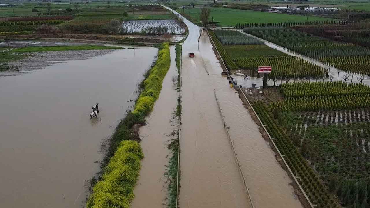 Foto - Söylemler öyle gerçekler böyle! "Atatürk kenti'nde arabalar yüzüyor