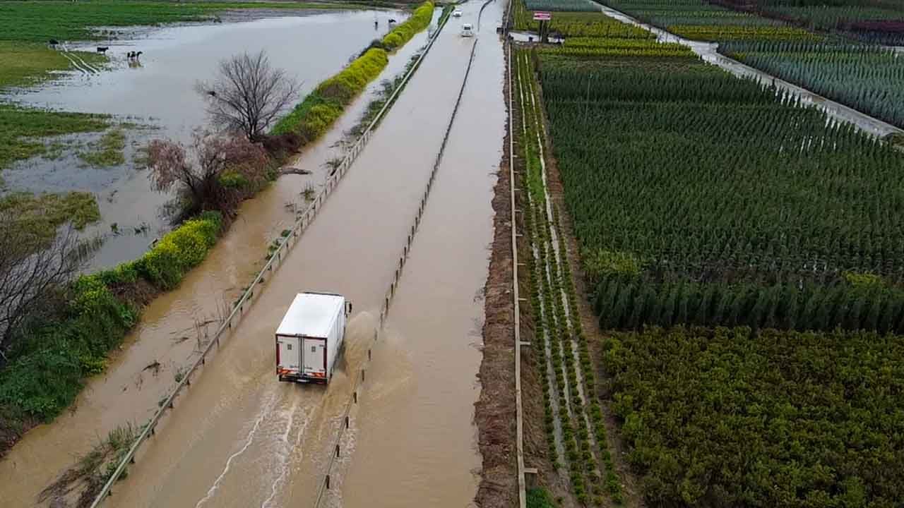 Foto - Söylemler öyle gerçekler böyle! "Atatürk kenti'nde arabalar yüzüyor