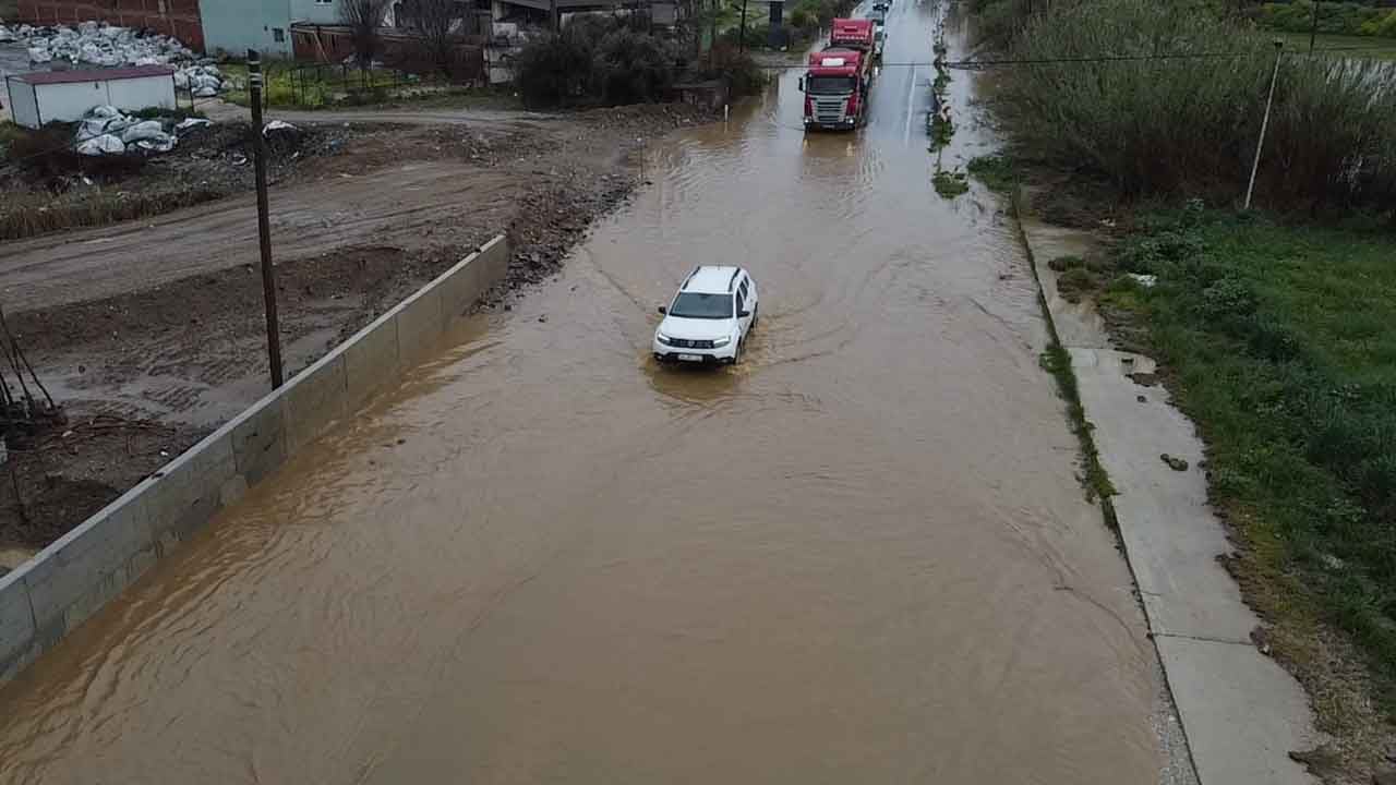 Foto - Söylemler öyle gerçekler böyle! "Atatürk kenti'nde arabalar yüzüyor