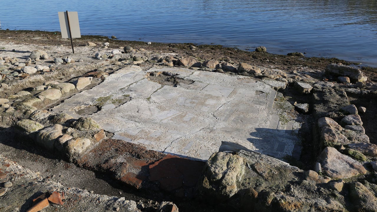 Foto - Su çekilince ortaya çıktı! Mozaikli yapının sırrı çözülüyor