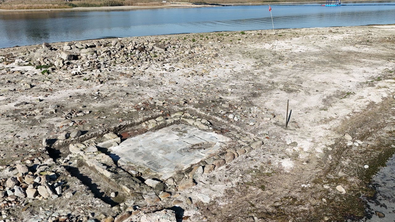 Su çekilince ortaya çıktı! Mozaikli yapının sırrı çözülüyor