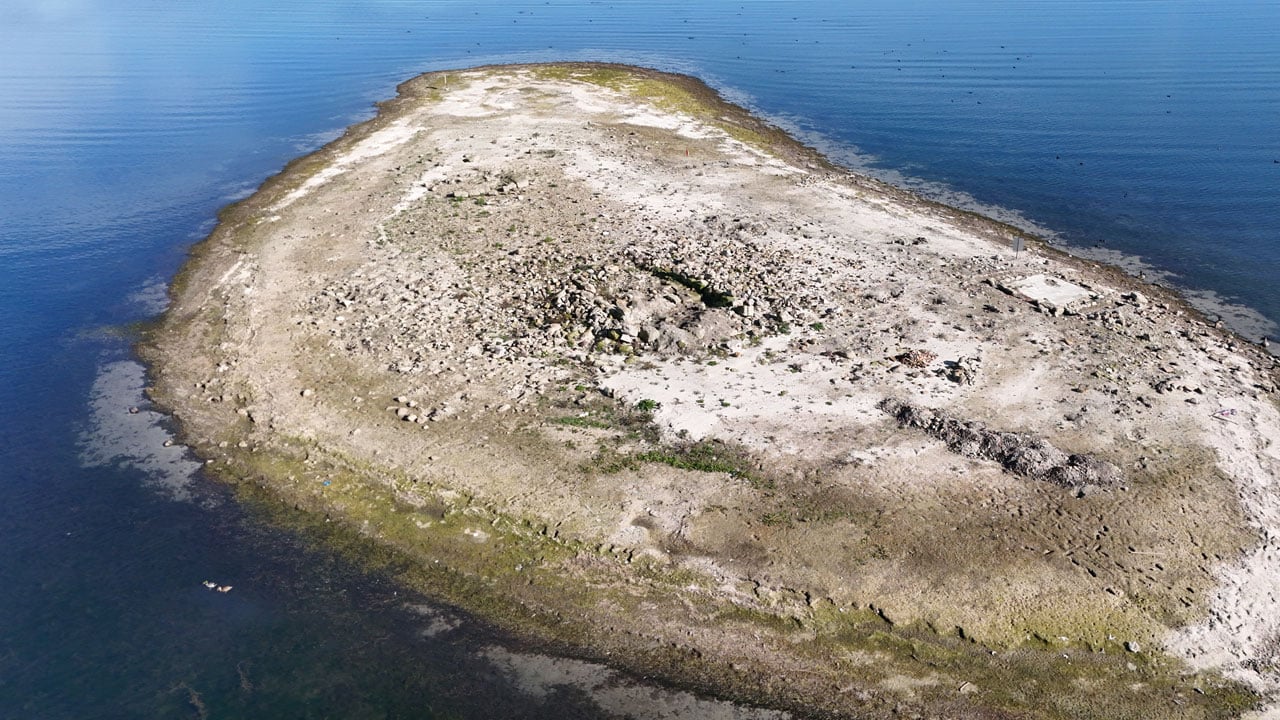Foto - Su çekilince ortaya çıktı! Mozaikli yapının sırrı çözülüyor