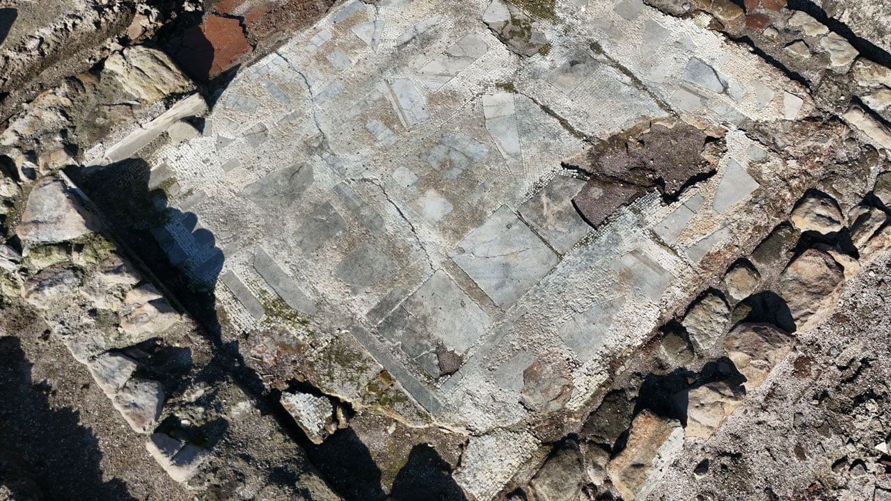 Foto - Su çekilince ortaya çıktı! Mozaikli yapının sırrı çözülüyor