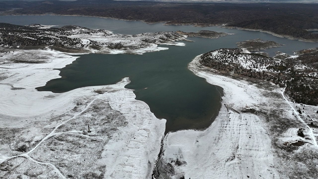 Su çekilmesi devam ediyor! Kar beyaza boyadı ama gerçek değişmedi