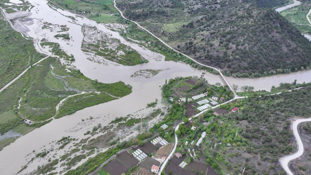 Foto - Su seviyesi 6 metre yükseldi! Vatandaşlara yaklaşmayın uyarısı