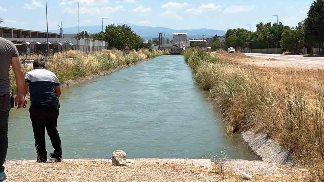 Sulama kanalında kahreden ölüm! Köprü ayağına takılan şahsın cansız bedeni çıkarıldı