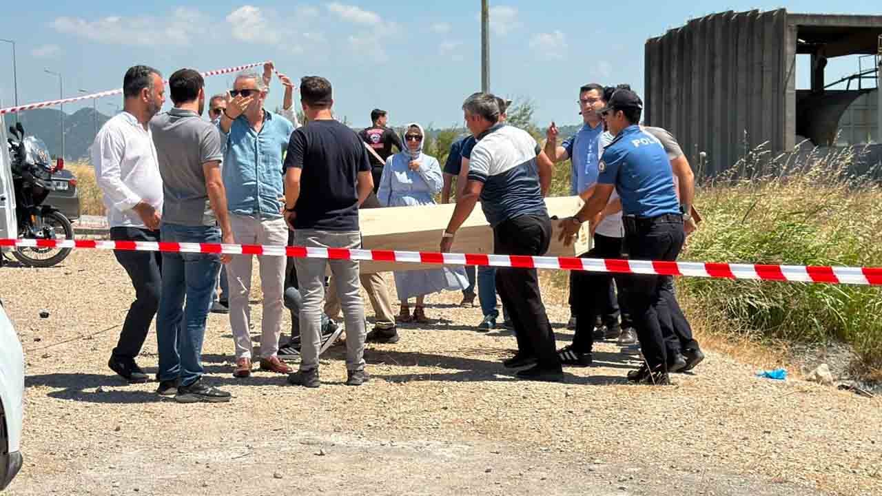 Foto - Sulama kanalında kahreden ölüm! Köprü ayağına takılan şahsın cansız bedeni çıkarıldı