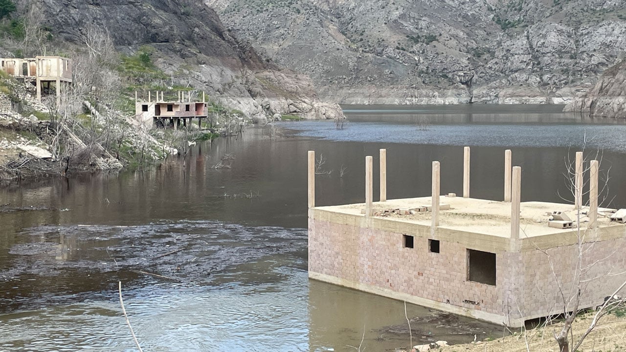 Sular çekildi, eski köy göründü! Hatıralar gün yüzüne çıktı