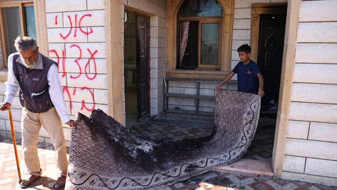 Foto - Suları ısınıyor... Yahudiler camiyi ateşe verdi!