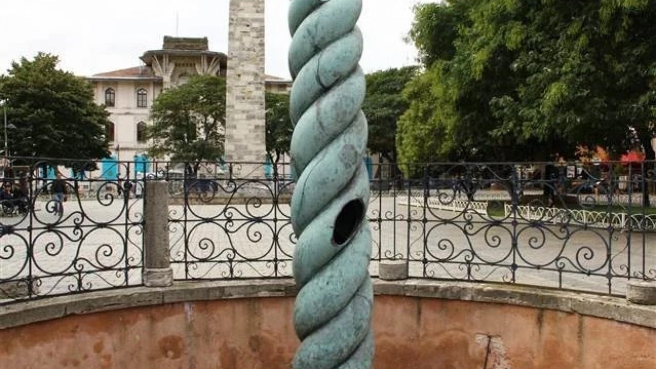 Foto - Sultanahmet'teki kayıp yılanlı sütunun gizemini açıkladı: Koruyucu bir tılsımdı çalındıktan sonra olanlar oldu