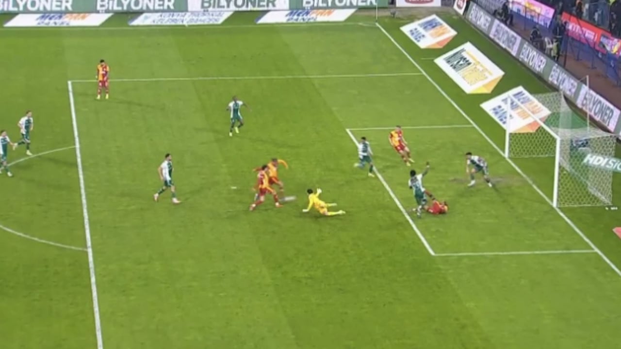 Foto - Süper Lig’de iki farklı karar tartışmaya sebep oldu! Galatasaray'ı örnek gösterdi