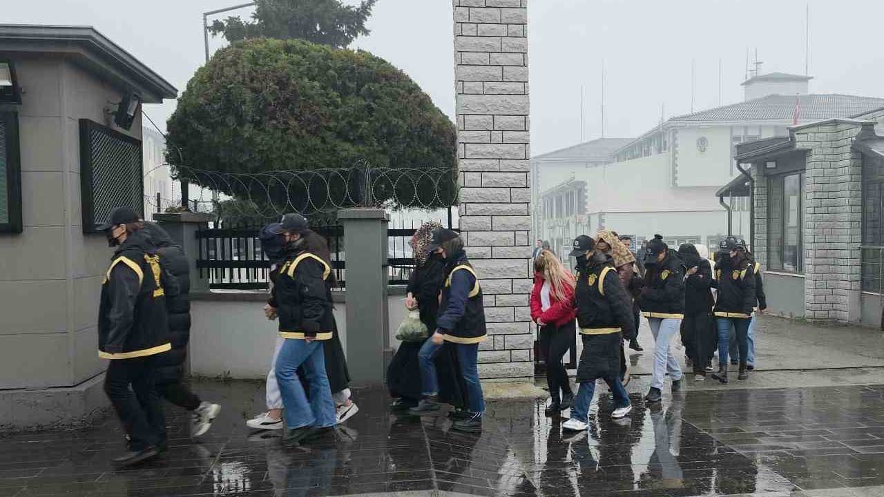 Foto - Suratlarını gizlemek için şekilden şekle girdiler! Fuhuş organizatörlerinin utanç tablosu