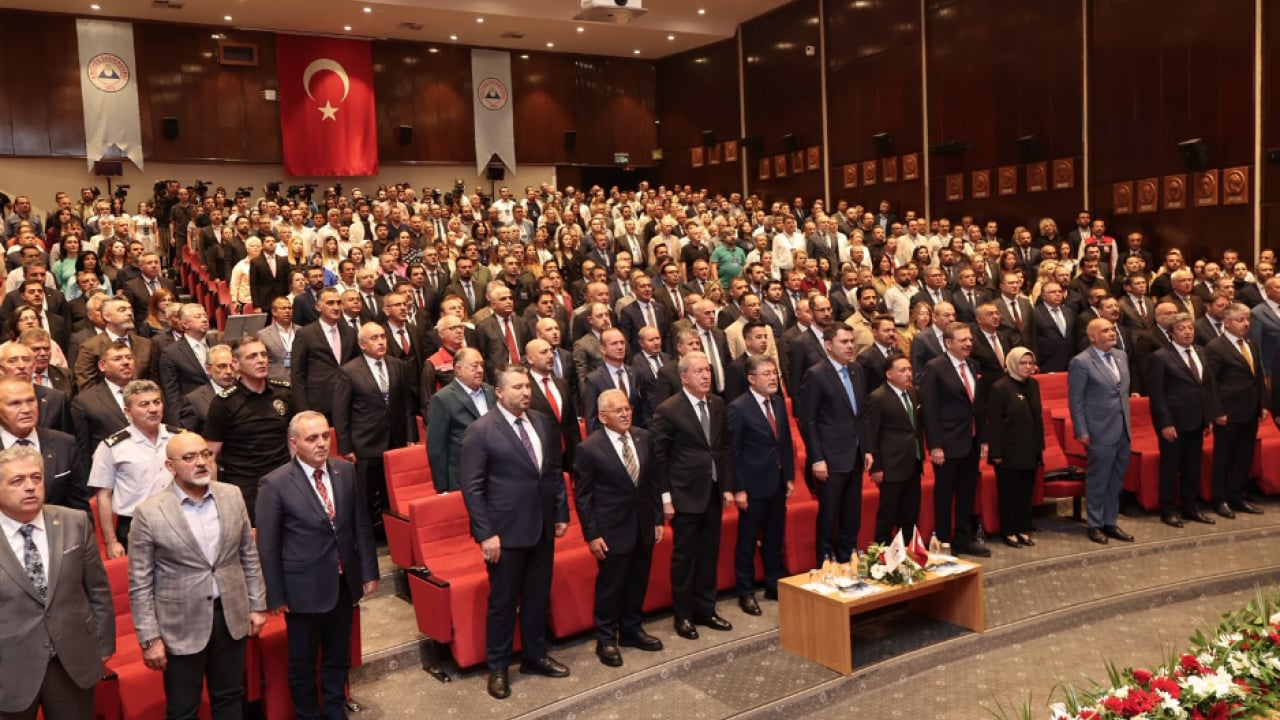 Sürdürülebilir geleceğe yönelik çözüm önerileri Erciyes Zirvesi-1'de ele alınıyor...