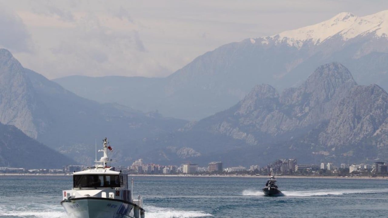 Sürekli devriye halindeler Onlar için denizin altı üstü fark etmiyor