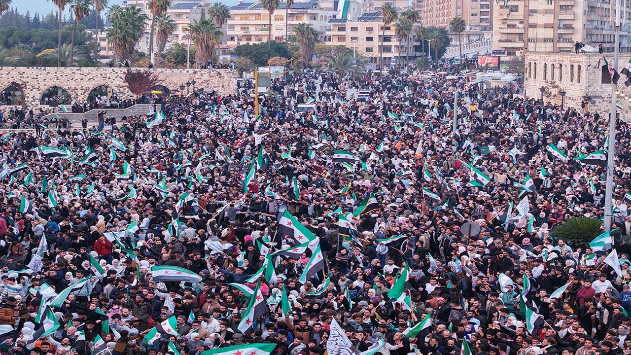 Foto - Suriye’de rejim sonrası ilk yıl! Sokaklar bayram yerine döndü!
