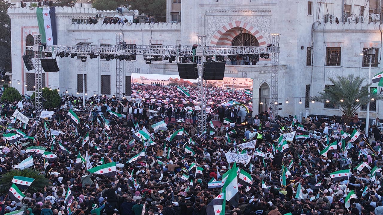 Foto - Suriye’de rejim sonrası ilk yıl! Sokaklar bayram yerine döndü!