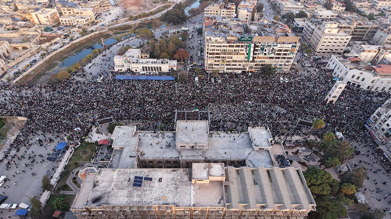 Foto - Suriye’de rejim sonrası ilk yıl! Sokaklar bayram yerine döndü!