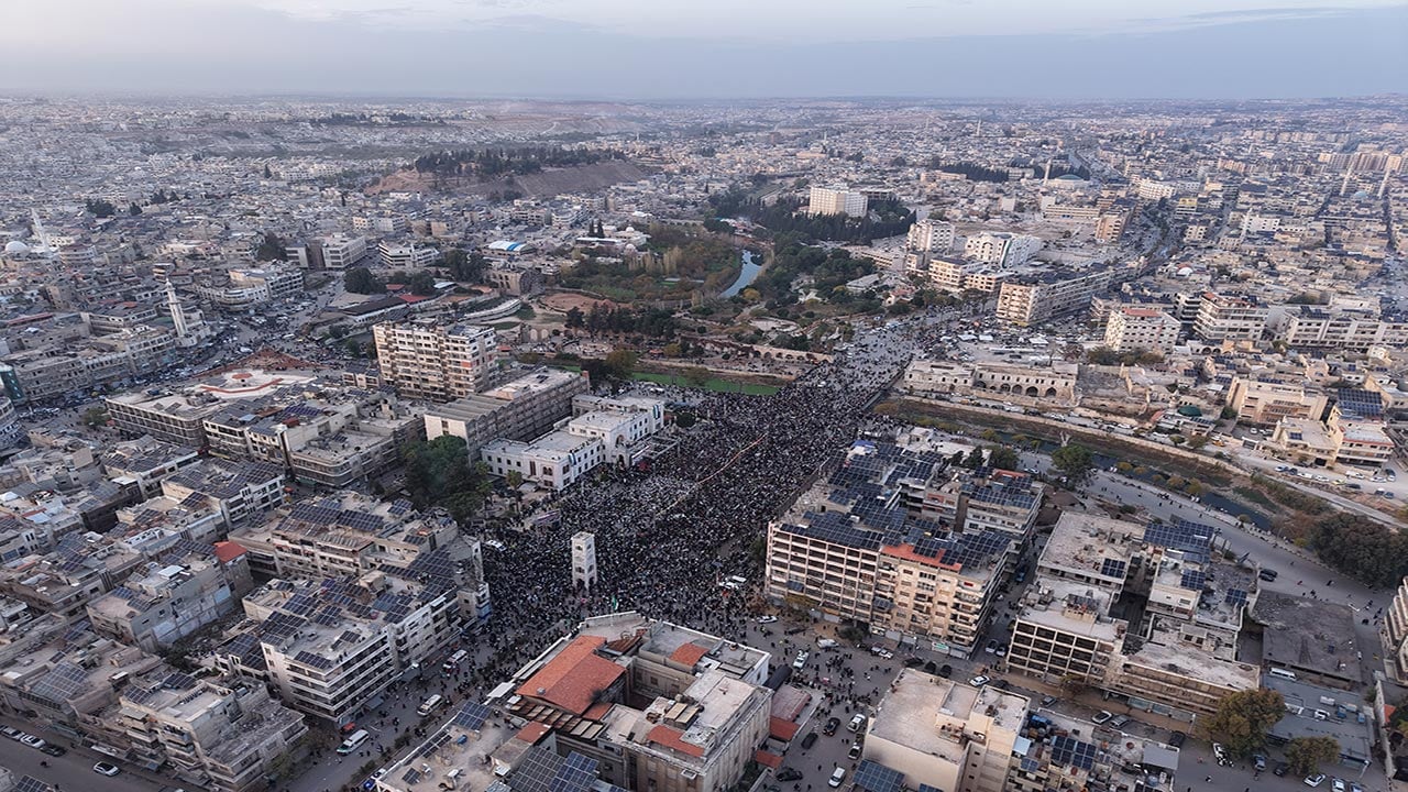 Foto - Suriye’de rejim sonrası ilk yıl! Sokaklar bayram yerine döndü!