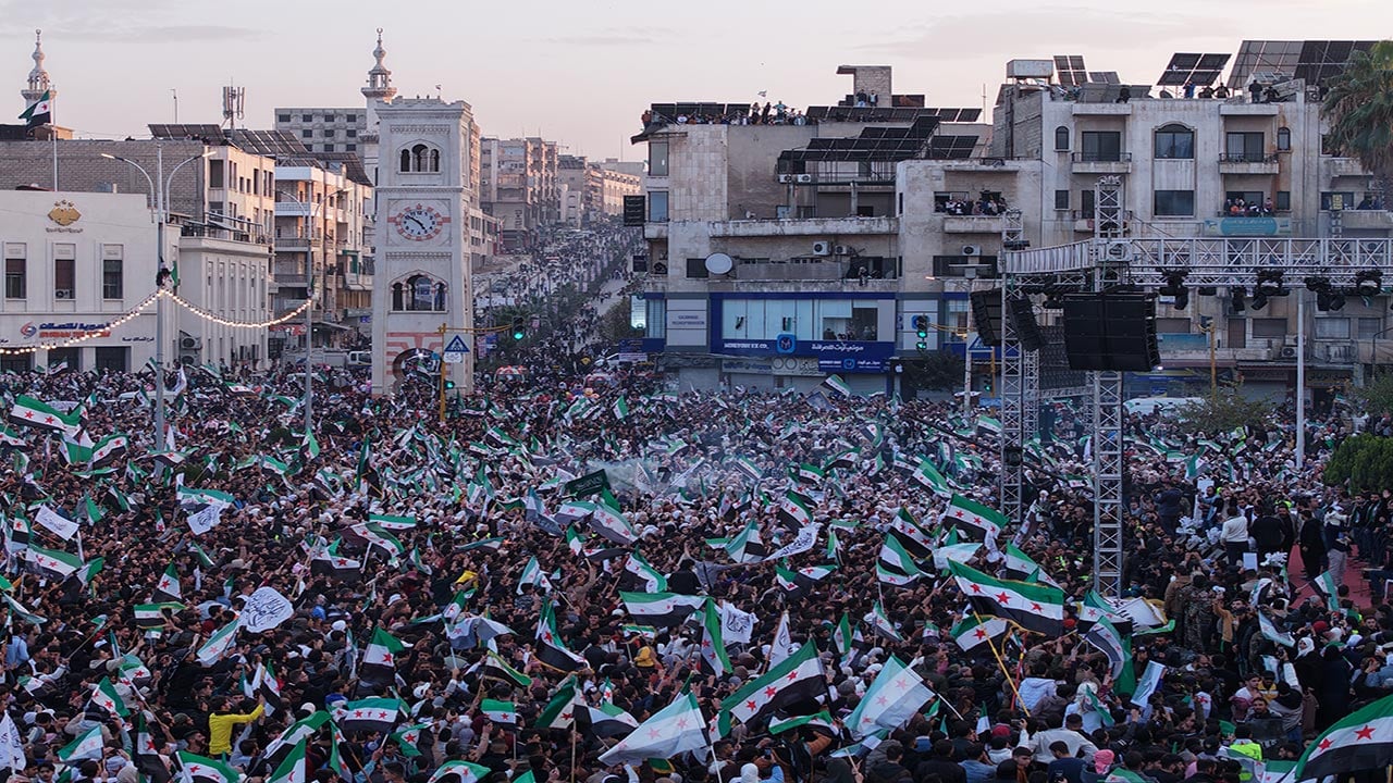 Foto - Suriye’de rejim sonrası ilk yıl! Sokaklar bayram yerine döndü!