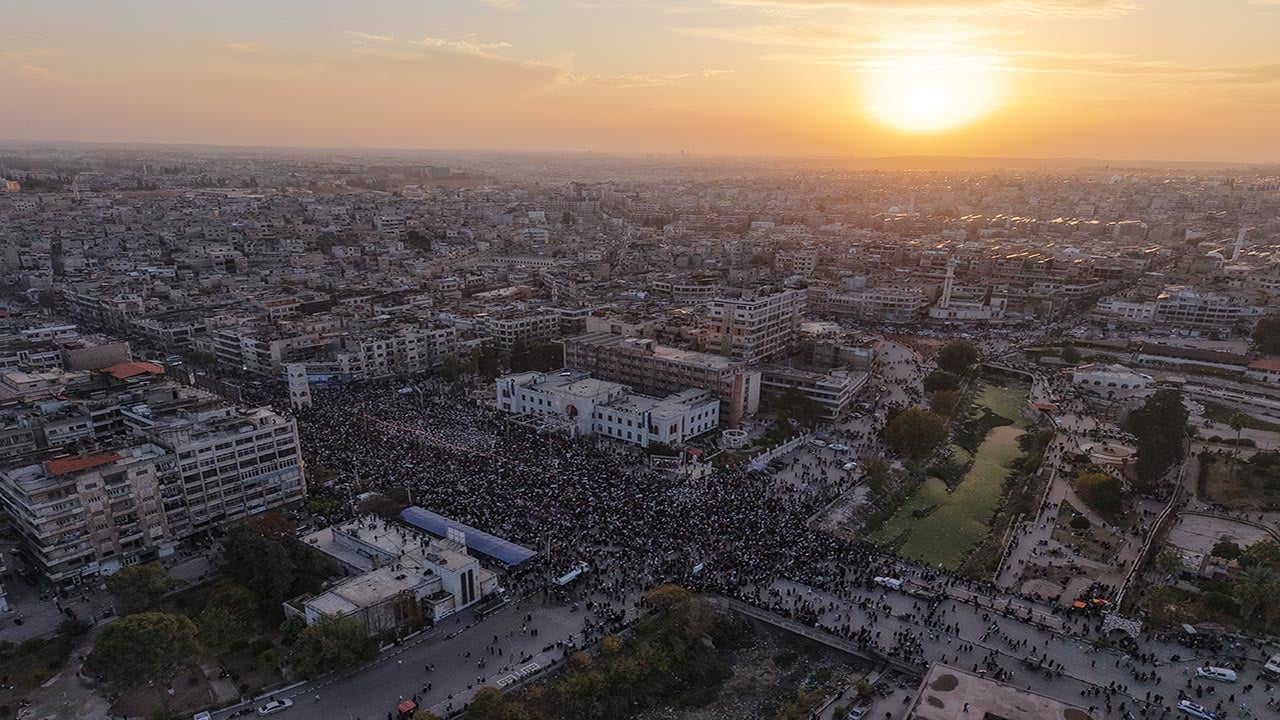 Foto - Suriye’de rejim sonrası ilk yıl! Sokaklar bayram yerine döndü!